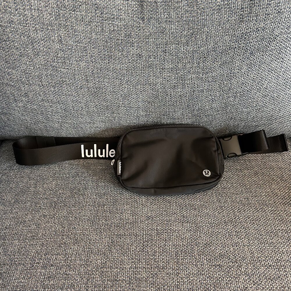 Lululemon Everywhere Belt Bag with Wordmark